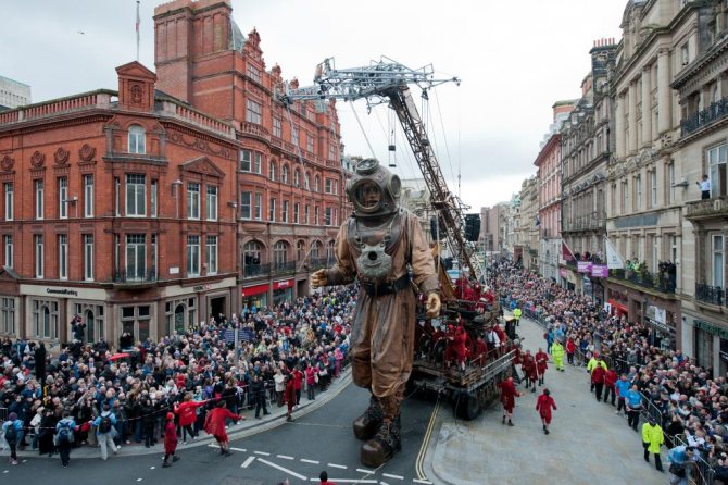 Фигура великана на параде в Ливерпуле