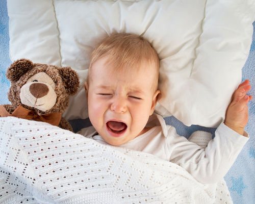 Когда начинать бить тревогу, если ребенок смеется во сне