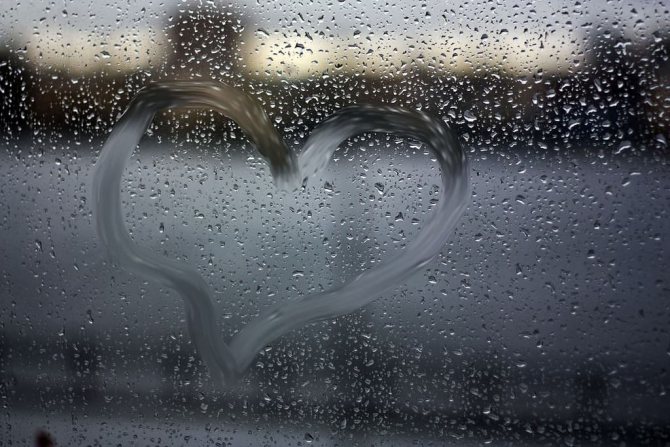 Сердечко на окне